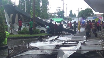 Hujan Angin di Kediri, Baliho di Pusat Perbelanjaan Roboh Timpa Mobil