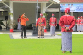 Tunjukkan Cara Pakai Udeng Jayabhaya, Mas Dhito Beri Reward Dua Pegawai Pemkab