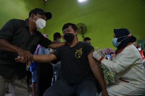 Mas Dhito Minta Vaksinasi Dosis Kedua Lansia Terus Digenjot