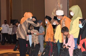 Khofifah Bersama Baznas Beri Santunan Pada 1000 Anak Yatim se Malang Raya