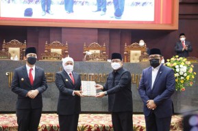 Terima Rekomendasi DPRD Terhadap LKPJ Tahun 2021, Khofifah Capai Target 11 IKU