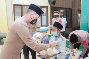 Polres Situbondo Salurkan 2,5 Ton Zakat Fitrah dari Anggotanya