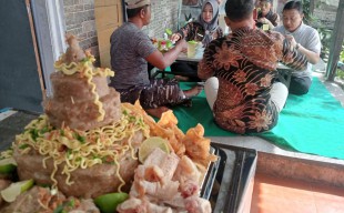 Coba-coba Bikin Bakso Tumpeng Ulang Tahun, Mbak Iin Jombang Kebanjiran Cuan