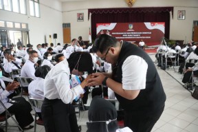 Saat Mas Dhito Mencium Tangan Ruswati, Guru Honorer yang Mengabdi 36 Tahun