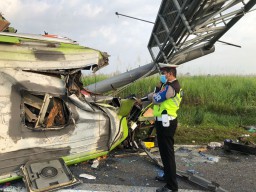 Kecelakaan Bus di Tol Mojokerto Tewaskan 14 Orang, Kecepatan Diduga 100 Km/Jam