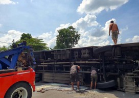 Bus Sugeng Rahayu Terguling di Madiun, Penumpang: Saling Kejar
