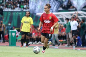 Foto: Wow Keren! Ini Aksi Bupati Trenggalek saat Main Bola di GBT Surabaya