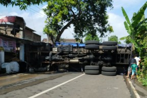 Dump Truck Seruduk 12 Rumah dan 3 Kendaraan di Pasuruan, Sopir Kritis