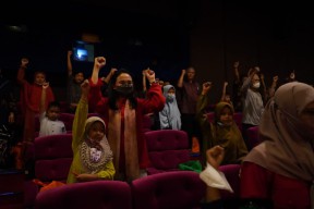 Momen Mbak Cicha Ajak Anak Yatim Piatu di Kediri Nobar Film Bus Om Bebek