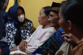 Ning Ita Beri Bantuan untuk Perbaikan Dua Rumah Warganya yang Terbakar