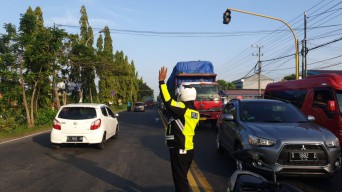 Potret Kepadatan Kendaraan Imbas Truk Rusak Tutup Jalan Provinsi di Lamongan