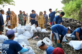 Kolaborasi Banyuwangi, Sungai Watch dan WSL Bersihkan Sungai di Alas Purwo