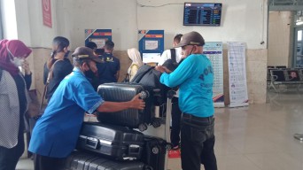 Senyum Semringah Porter di Stasiun Kediri: Alhamdulillah