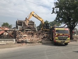 Pemkab Sidoarjo Bongkar 13 Bangunan Terdampak Fly Over Krian