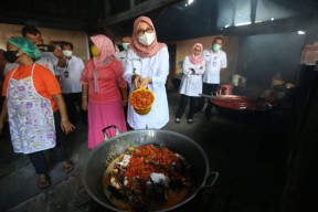 Sambang Dapur Ayam Rantinem Langganan Bupati Ipuk,  Sehari Masak 100 Ekor