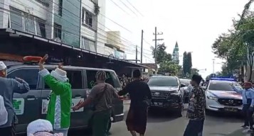 Jenazah Pengasuh Ponpes Syaichona Cholil Disambut Isak Tangis Ribuan Santri