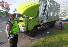 Truk Boks Ringsek Tabrak Pembatas Tiang di Tol Sidoarjo-Waru