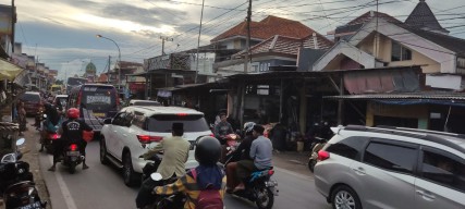 Ada Tradisi Per-peran di Sampang, Kawasan Wisata Camplong Sempat Macet