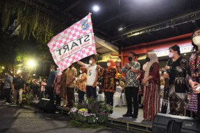 Khofifah Bersama Eri Cahyadi Berangkatkan Parade Budaya Surabaya Vaganza 2022