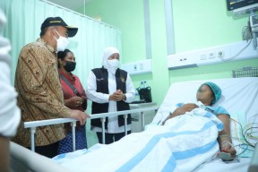 Dampingi Menko PMK Jenguk Korban Seluncuran, Khofifah: Mohon Bersabar Nggeh