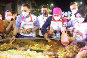 Khofifah dan Wali Kota Surabaya Kompak Nguleg Rujak di Cobek Raksasa