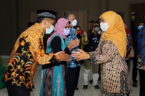 Kukuhkan PPIH, Khofifah: Semoga Allah Bukakan Pintu Keberkahan