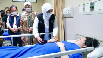 Jenguk Korban Kecelakaan Bus di Tol Mojokerto, Ini Harapan Gubernur Khofifah