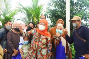 Diajak Khofifah Keliling Grahadi dan Selfie, Warga: Happy Banget, Sampai Kemecer