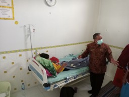 Cari Penyebab Dugaan Keracunan, Puskesmas Kesamben Ambil Sampel Air