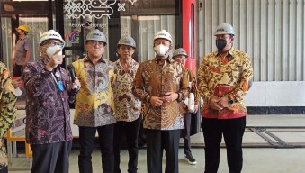 Ketua MPR RI Coba Kecanggihan Tram Baterai Buatan PT INKA