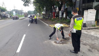 Terpeleset saat Menyalip, Pemotor Tewas Tertabrak Truk di Sukorejo Pasuruan
