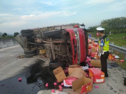 Mobil Boks Seruduk Truk di Tol Nganjuk-Madiun, 1 Orang Tewas