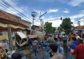 Hindari Pemotor, Truk Bermuatan Galon Tabrak Tembok Kantor Polisi di Sampang