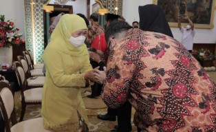 Mas Dhito dan Mbak Cicha Halalbihalal ke Khofifah Bersama Kepala Daerah se Jatim