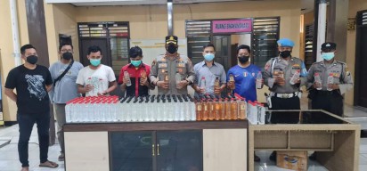 Nekat Transaksi Pinggir Jalan, Ratusan Botol Miras Disita Polisi di Mojokerto
