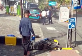 Brak! Mobil BPJS Kesehatan Tabrak Motor hingga Fasiltas di Stasiun Madiun