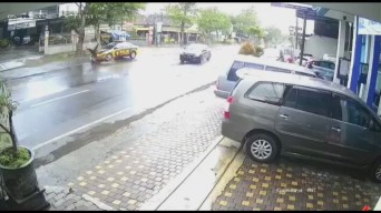 Viral Mobil Patroli Polres Tulungagung Tabrak Motor, Pengendara Hingga Terpental