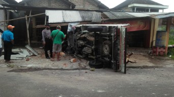 Hindari Tabrakan, Mobil Pikap di Magetan Terjang 3 Motor dan Warung