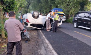 Hindari Motor Terjatuh, Mobil Datsun Terbalik di Tulungagung