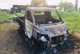Diduga Curi Onderdil Alat Berat, Tiga Orang Dihajar Warga, Mobilnya Dibakar