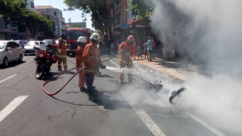 Motor Shogun Hangus Terbakar di Jalan Gemblongan, Surabaya