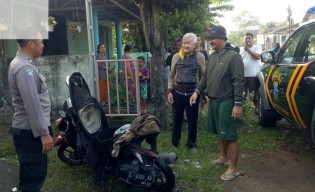 Warga Surabaya Nyaris Terpanggang Api Motornya yang Terbakar di Jombang