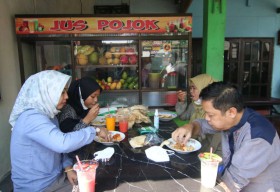 Makan di Warung, Cara Wali Kota Mojokerto Ning Ita Angkat Usaha Kecil
