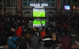 Kemeriahan Nobar Final Liga Champion Bersama Bupati Trenggalek di Pasar Pon