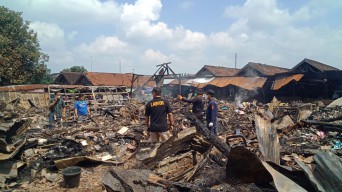 Tim Labfor Bawa Kipas Angin dari  Titik Awal Kebakaran Pasar Purwokerto Kediri