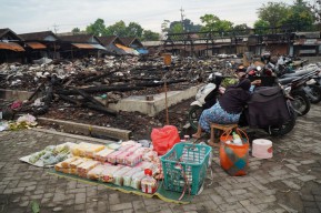 Mas Dhito Realisasikan Bantuan Pedagang Terdampak Kebakaran Pasar Ngadiluwih