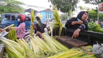 Semarak Tradisi Kupatan di Lamongan, Pedagang Janur Panen Cuan