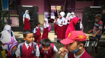 Hari Pertama Pembelajaran Tatap Muka di Lamongan, Pelajar Pulang Pagi