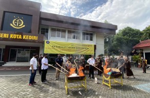 Kejari Kota Kediri Musnahkan 50 Ribu Butir Pil Koplo hingga 173 Gram Sabu