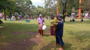 Jualan Alas Duduk di Alun-alun Kota Malang, Nur Cilok Raup Cuan Sampai Jutaan
